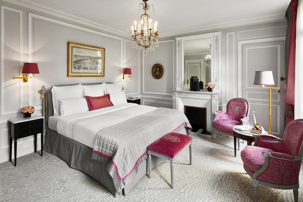 Hôtel Plaza Athénée - Dorchester Collection - Top 8 best luxury 5 star hotels in Paris