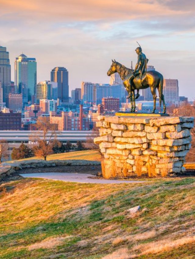cropped-The-Scout-overlooking108-years-old-statue-in-downtown-Kansas-City..jpg
